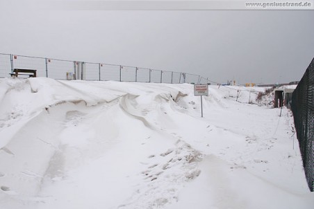 JadeWeserPort: Schneeverwehungen am ehemaligen Geniusstrand 2010