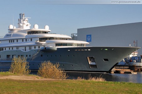 April 2010 - Luxus-Yacht Radiant in Wilhelmshaven