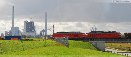 JadeWeserPort: Ein Güterzug beliefert die Gleisbaustelle der zukünftigen 16-gleisigen Vorstellgruppe am JadeWeserPort