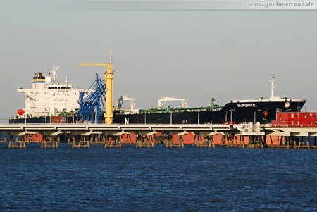 Tanker Euronike löscht 75.000 t Rohöl an der NWO-Löschbrücke