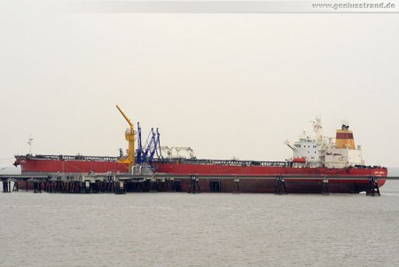 Tanker Cape Ancona an der NWO-Löschbrücke, löscht 65.000 t Rohöl