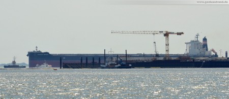 Wilhelmshaven: JadeWeserPort Baustelle von Seeseite Juli 2011 - Frachtschiff Frontier Coronet (292 m)
