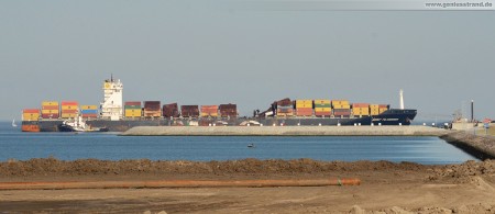 Wilhelmshaven: Containerschiff MSC Flaminia hat den JadeWeserPort erreicht (Schlepperhafen im Vordergrund)