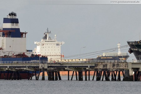 Containerschiff Northern Vitality wird in den Innenhafen geschleppt