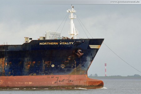 Containerschiff Northern Vitality wird in den Innenhafen geschleppt