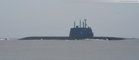 Wilhelmshaven: Israelisches U-Boot Tanin (Dolphin AIP-Klasse) bei Nebel auf der Jade