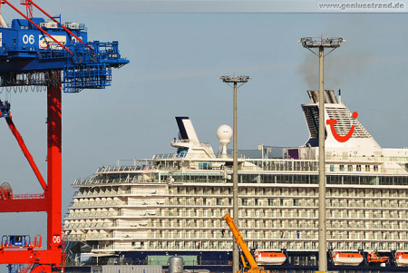 Wilhelmshaven: Kreuzfahrtschiff Mein Schiff 3 am JadeWeserPort