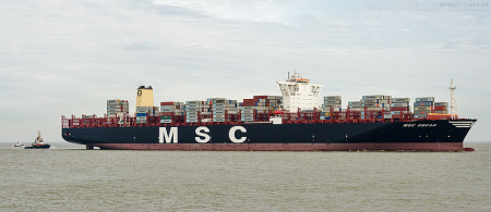 Wilhelmshaven: Größtes Containerschiff der Welt MSC OSCAR am JadeWeserPort (JWP)