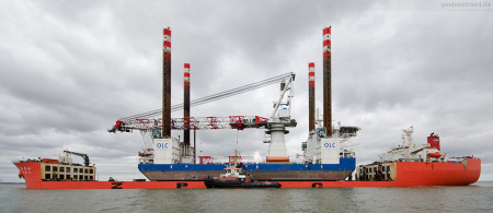 Wilhelmshaven Reede Voslapp: Die Ladung des Spezialtransportschiff ZHEN HUA 29 wird gelascht