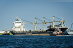 Wilhelmshaven: Havarist PURPLE BEACH wurde in den Innenhafen geschleppt