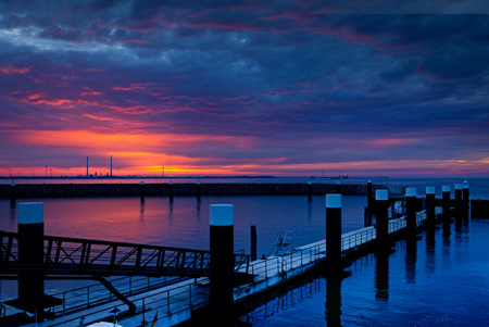 Wilhelmshaven: Sonnenuntergang im Servicehafen JadeWeserPort