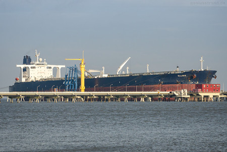 Wilhelmshaven Ölhafen: Tanker ELLINIS löscht über 125.000 t Erdöl