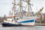 WILHELMSHAVEN: Segelschulschiff MIR (L 110 m) im Großen Hafen
