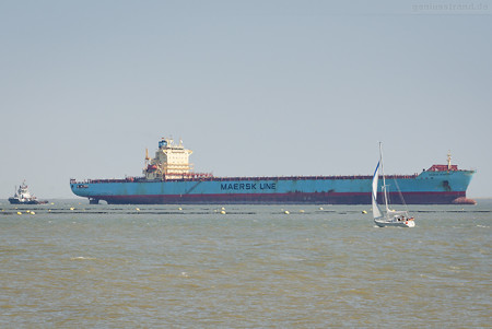Schiffsankunft JadeWeserPort: Containerschiff MAERSK KENTUCKY (L 292 m)